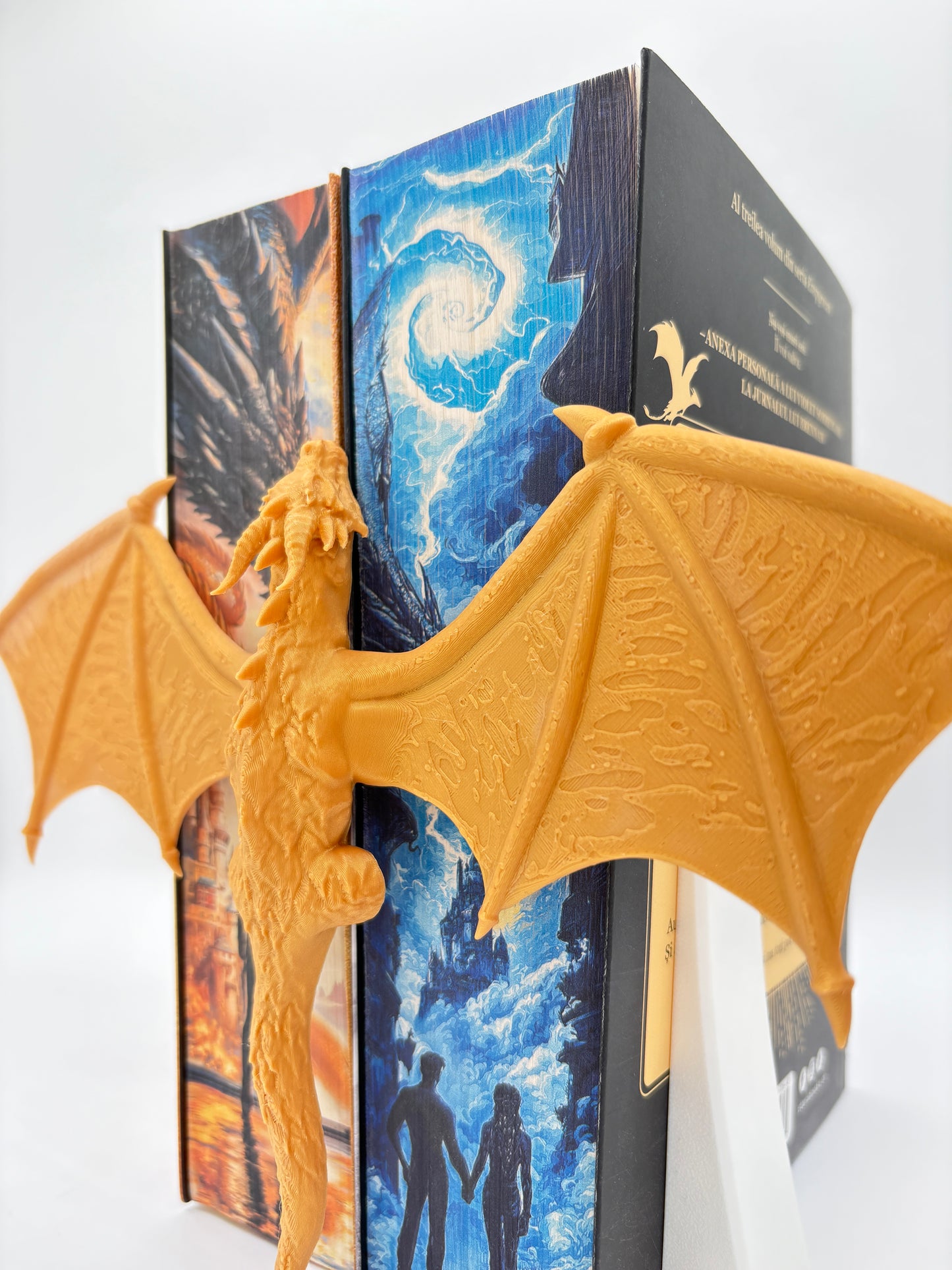Accesoriu Decorativ Fantasy - dragon auriu care se aseaza intre carti, parand ca le imbratiseaza