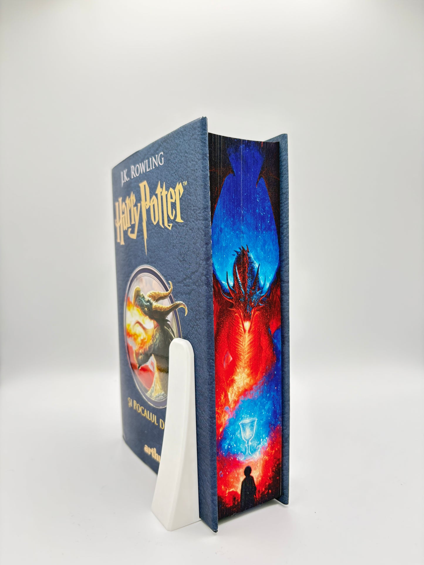Harry Potter și Pocalul de Foc - printed edges (vol. 4) - dragon infricosator in fata unei siluete 