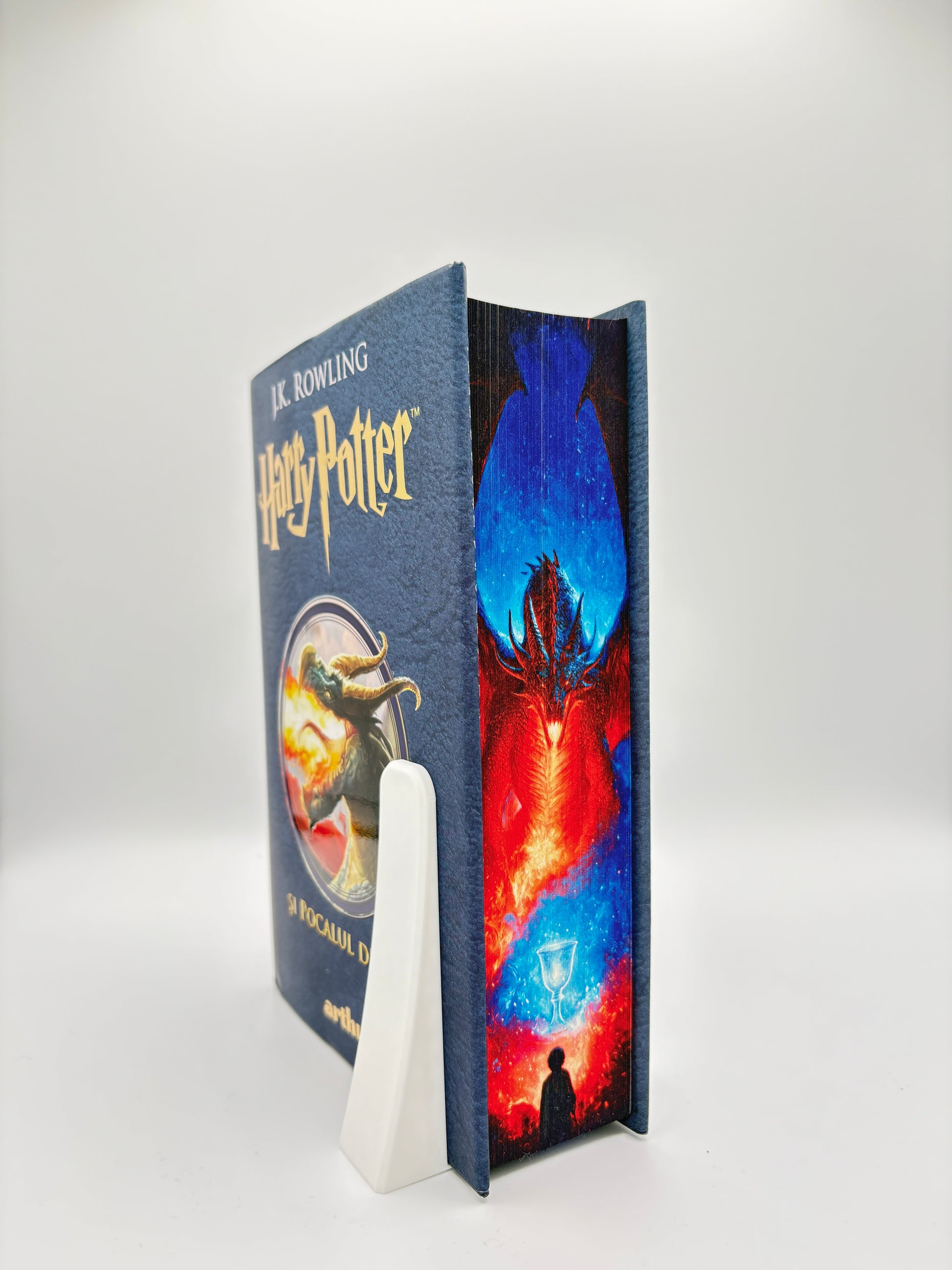Harry Potter și Pocalul de Foc - printed edges (vol. 4) - dragon infricosator in fata unei siluete 