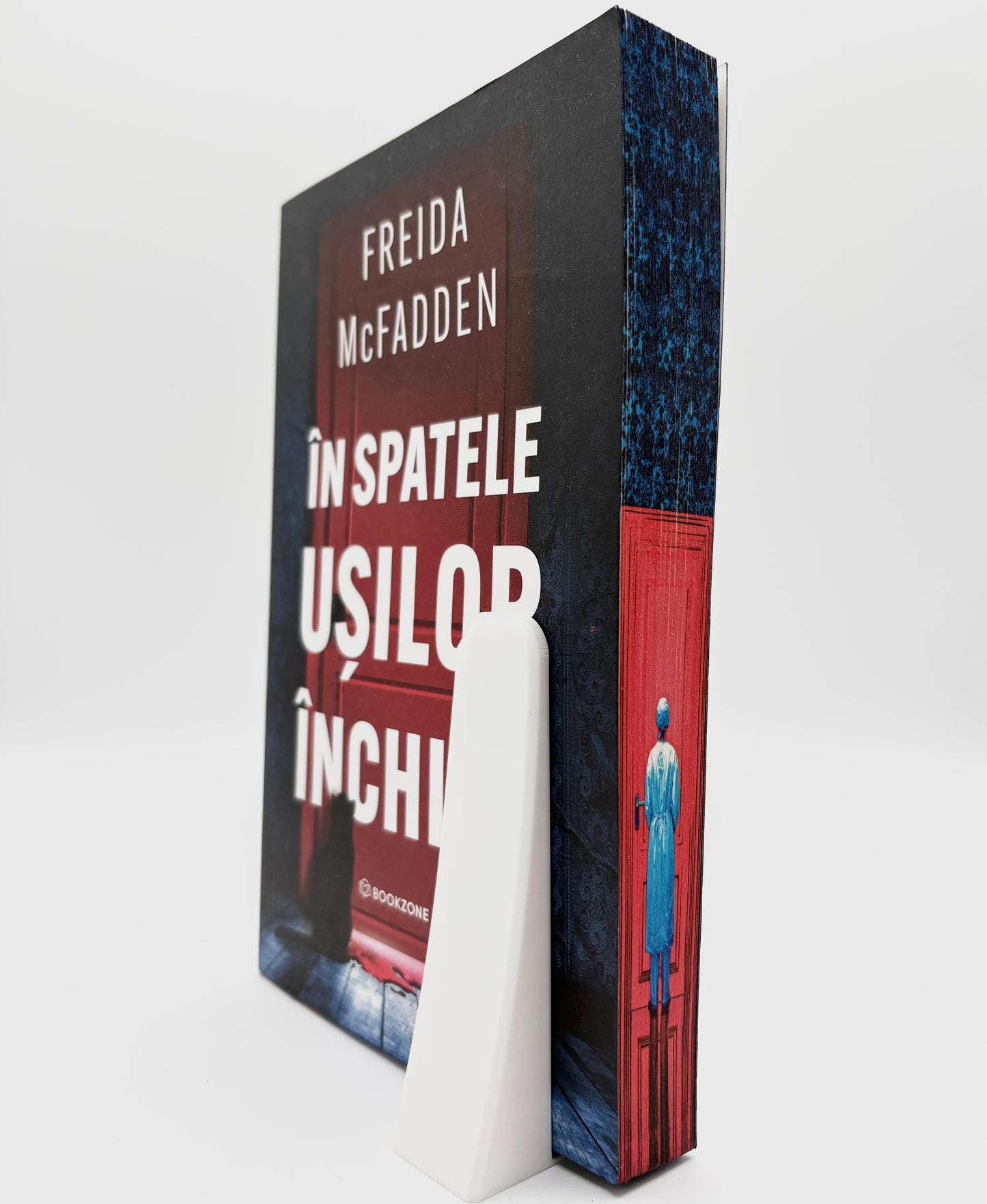 În spatele ușilor închise - printed edges - un chirurg care sta in fata unei usi rosii inchise