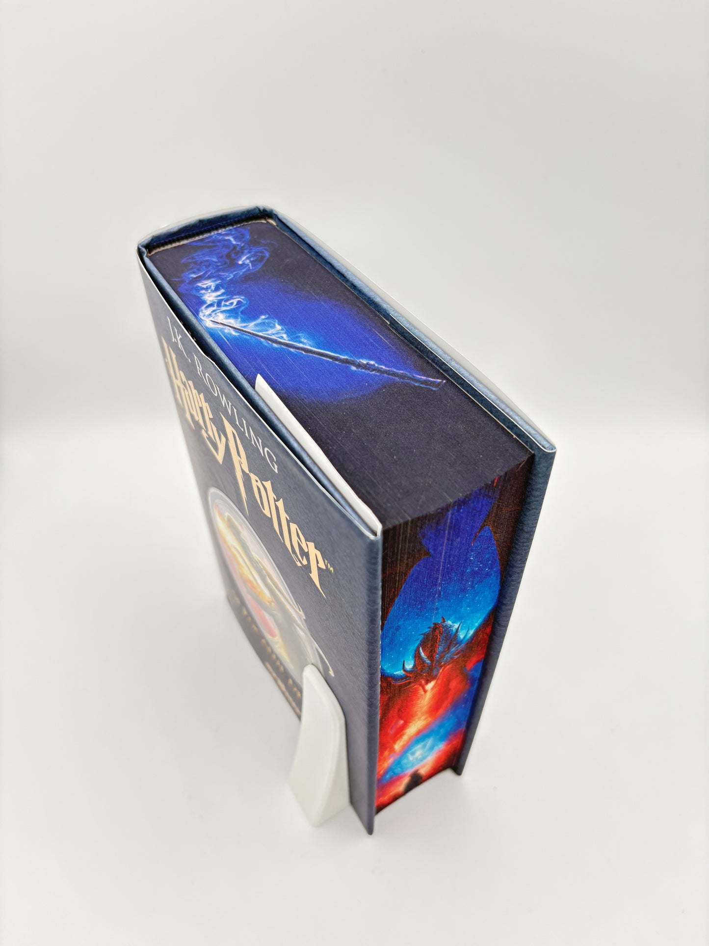 Harry Potter și Pocalul de Foc - printed edges (vol. 4) - dragon infricosator in fata unei siluete 