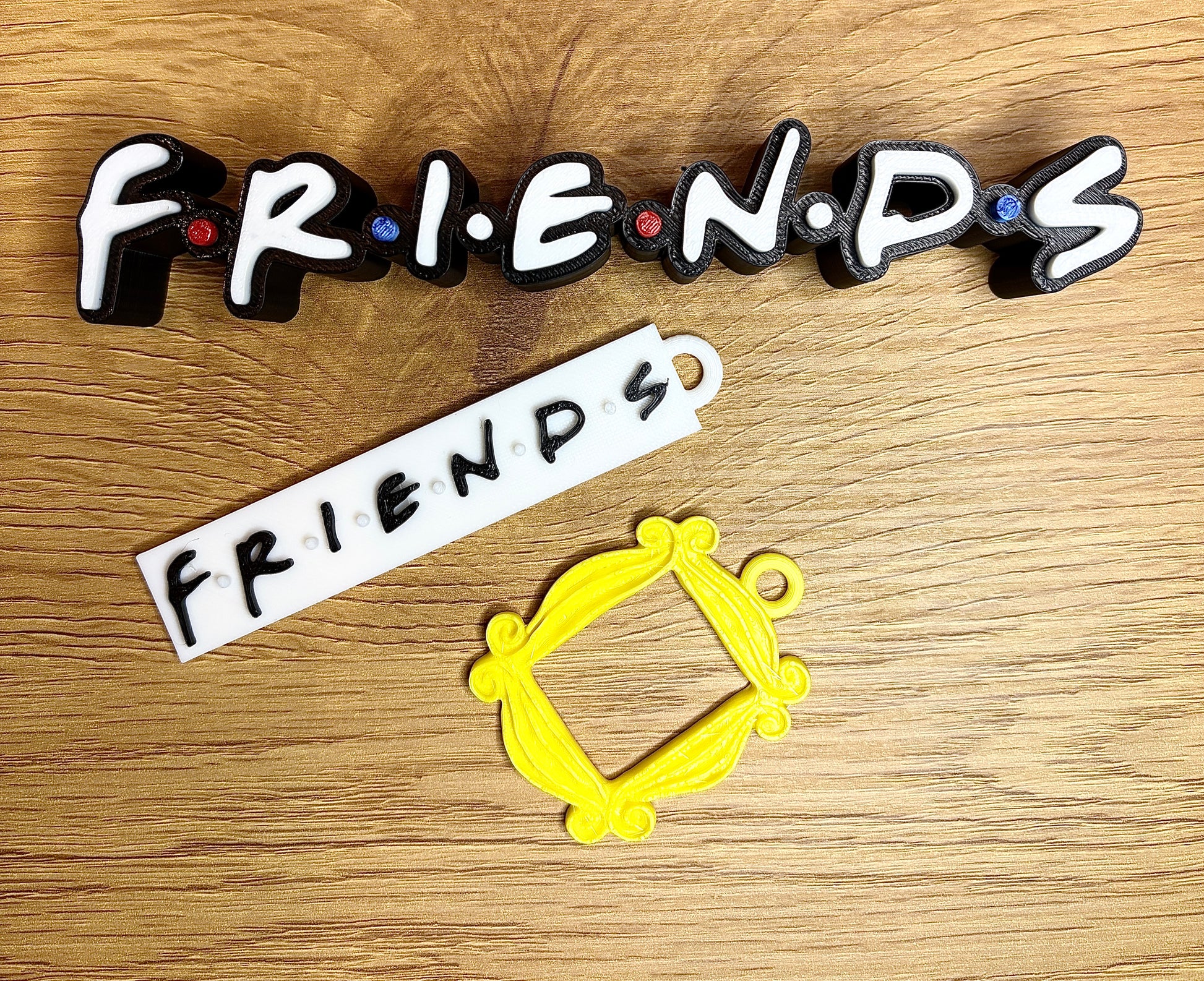 Accesorii 3D inspirate din serialul Friends - breloc si scris 