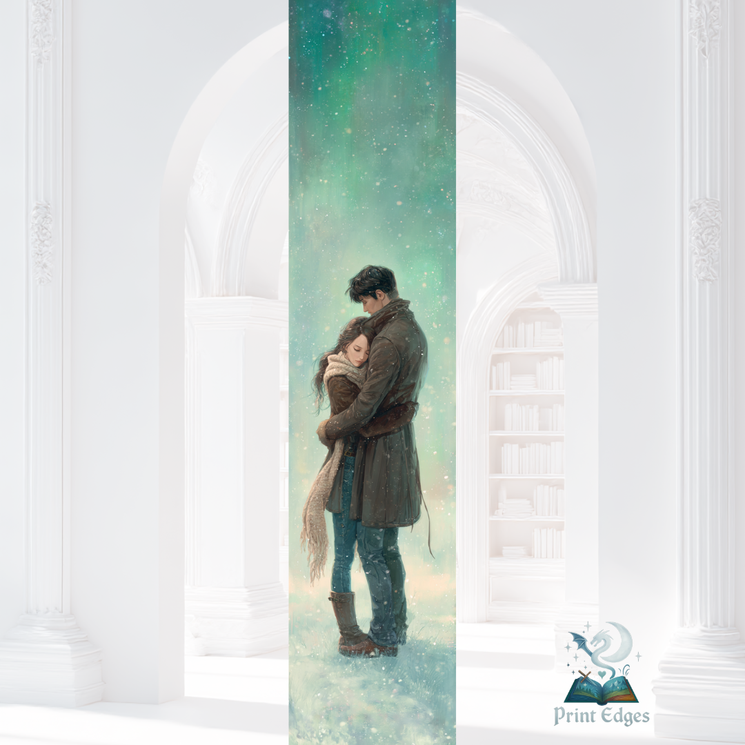 Design pentru printed edges - Hopeless Margini imprimate romantice – cuplu îmbrățișat în peisaj de iarnă, sub ninsoare și cer verde-aurora, imagine caldă și emoționantă.