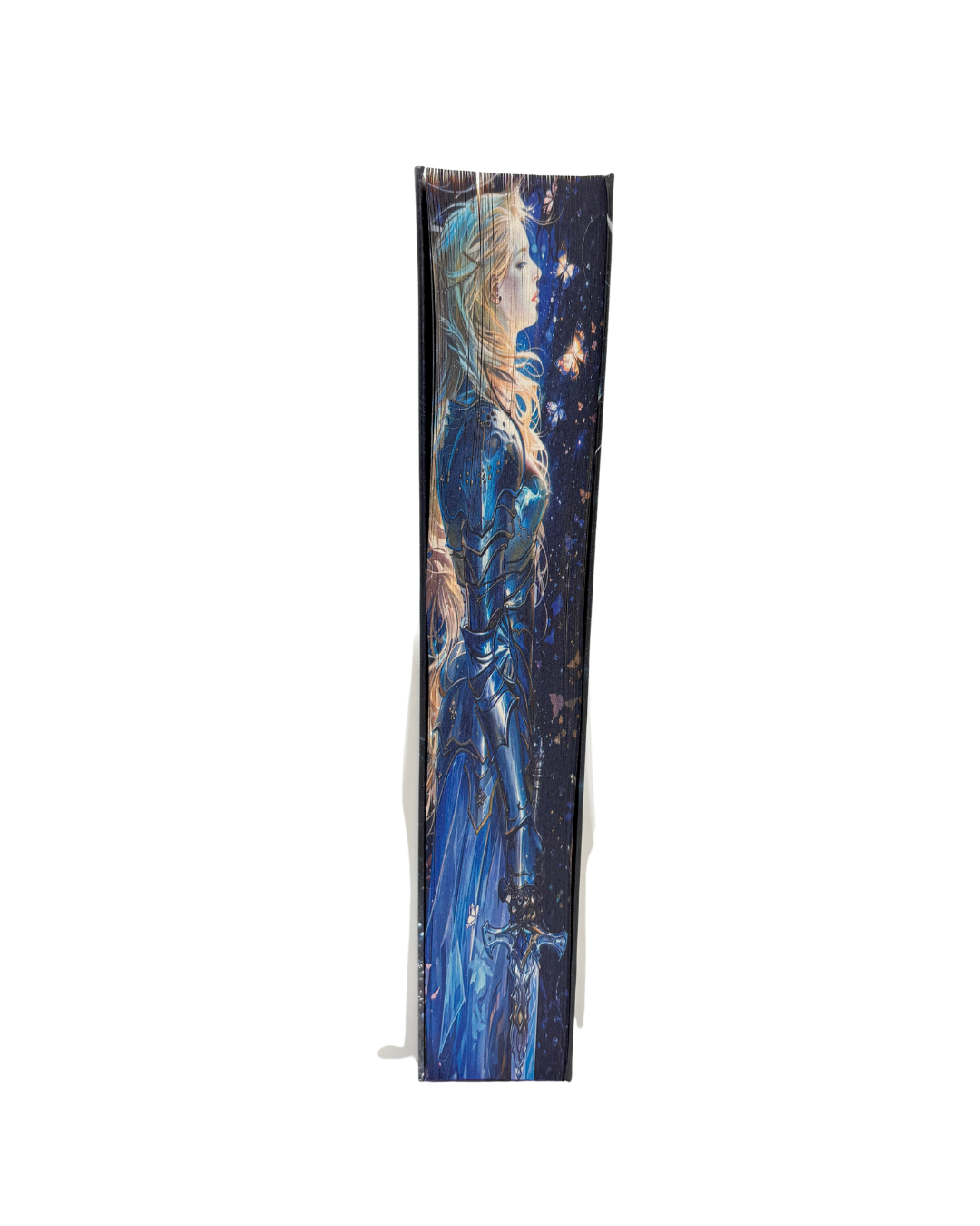 Marginea laterală a cărții Cavalerul și molia cu printed edges de Rachel Gillig, ediție hardcover cu margini ilustrate. Imaginea arată o figură feminină cu păr argintiu și armură albastră, în stil fantasy, imprimată pe latura paginilor.
