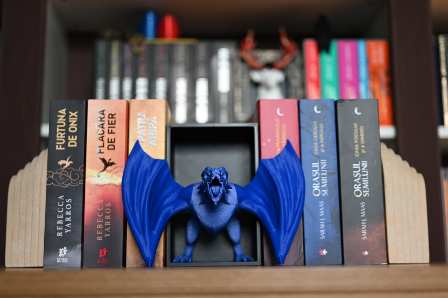 Dioramă Angry Dragon  obiect decorativ dragon albastru intre cartile empyrean si tog