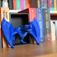 Dioramă Angry Dragon  book nook cu dragon albastru intre cartile scrise de Rebecca Yarros si Sarah J Maas