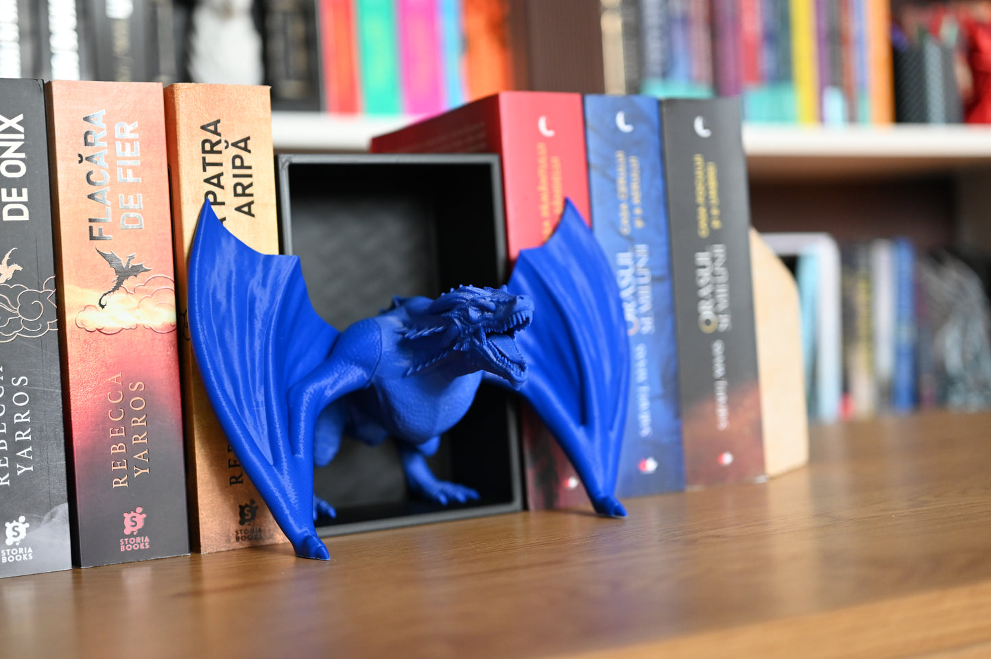 Dioramă Angry Dragon  book nook cu dragon albastru intre cartile scrise de Rebecca Yarros si Sarah J Maas