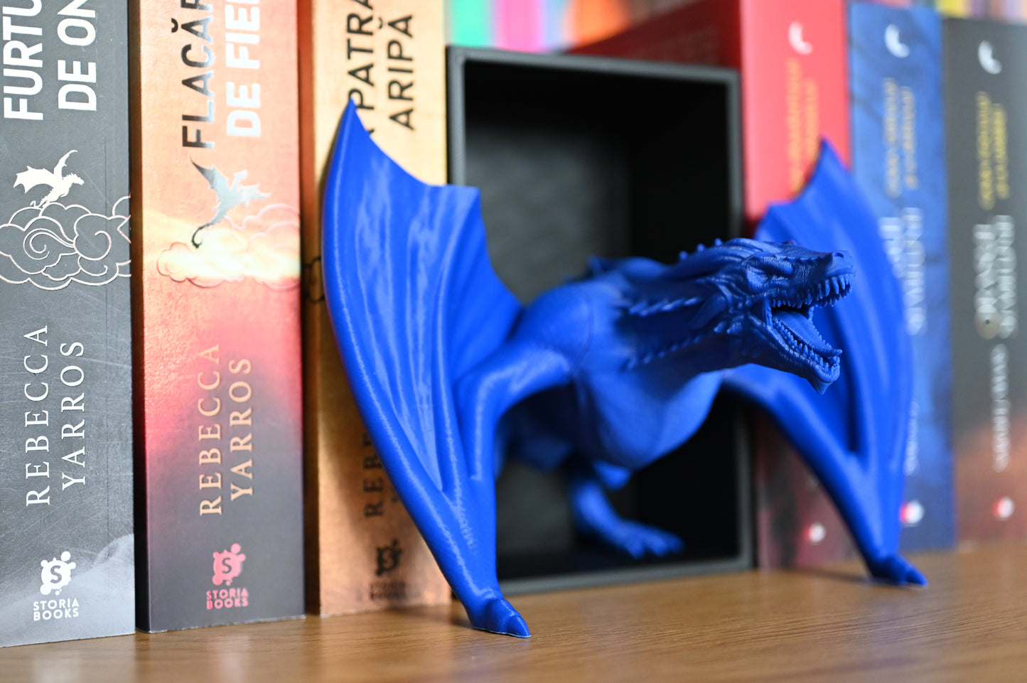 obiect bookish dragon albastru intre carti fantasy