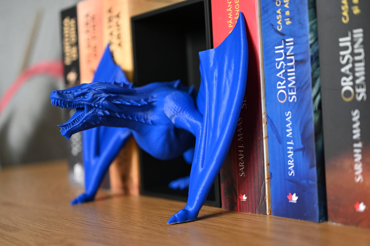 dragon albastru intre cartile seriei Empyrean si Throne of glass