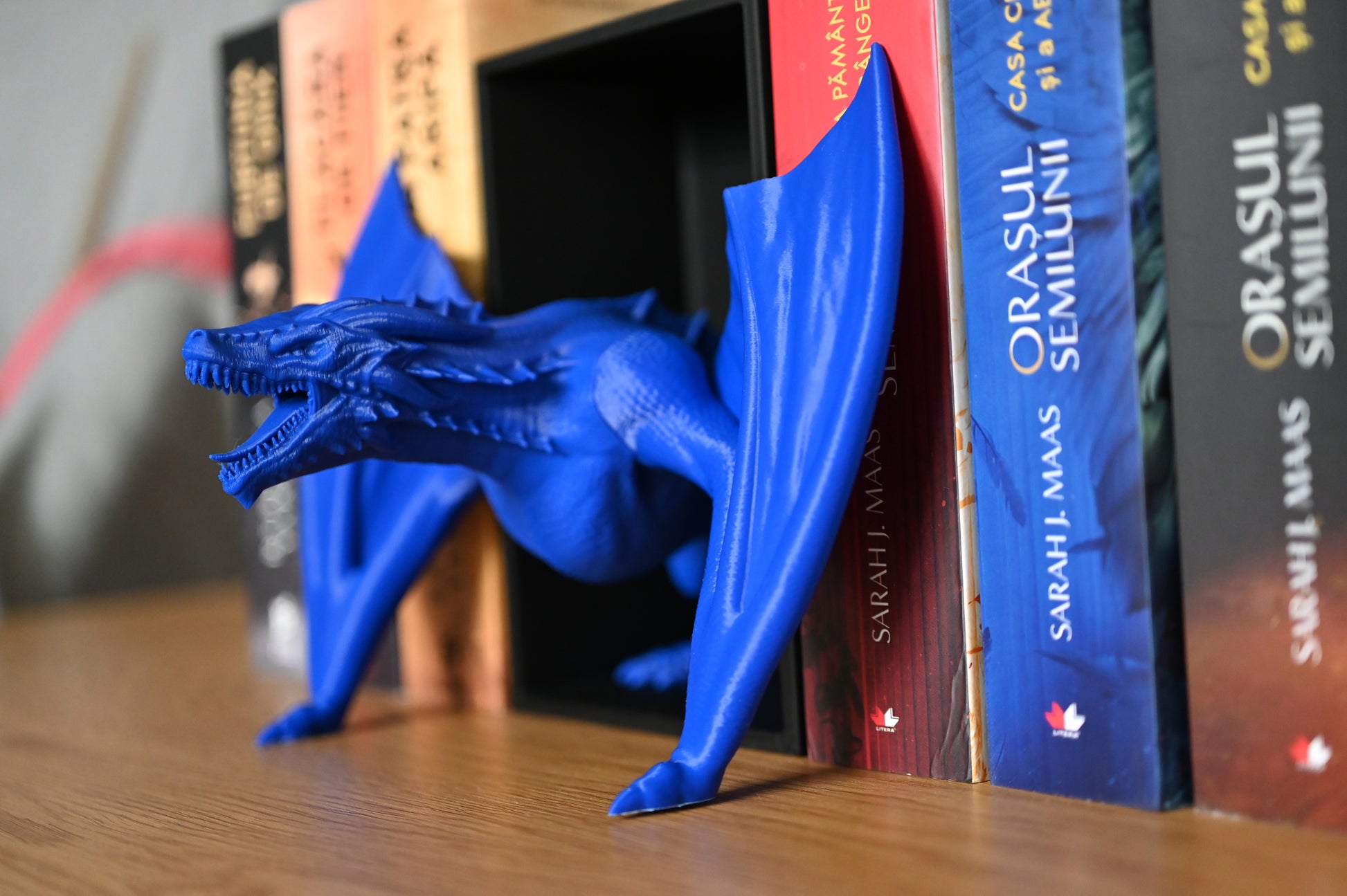 dragon albastru intre cartile seriei Empyrean si Throne of glass