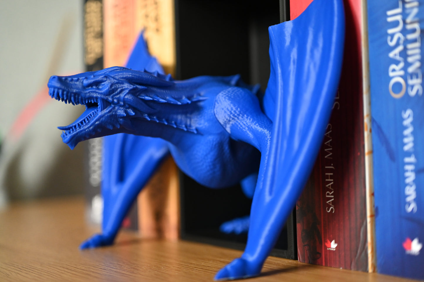 Dioramă Angry Dragon  diorama dragon albastru pe un raft cu carti