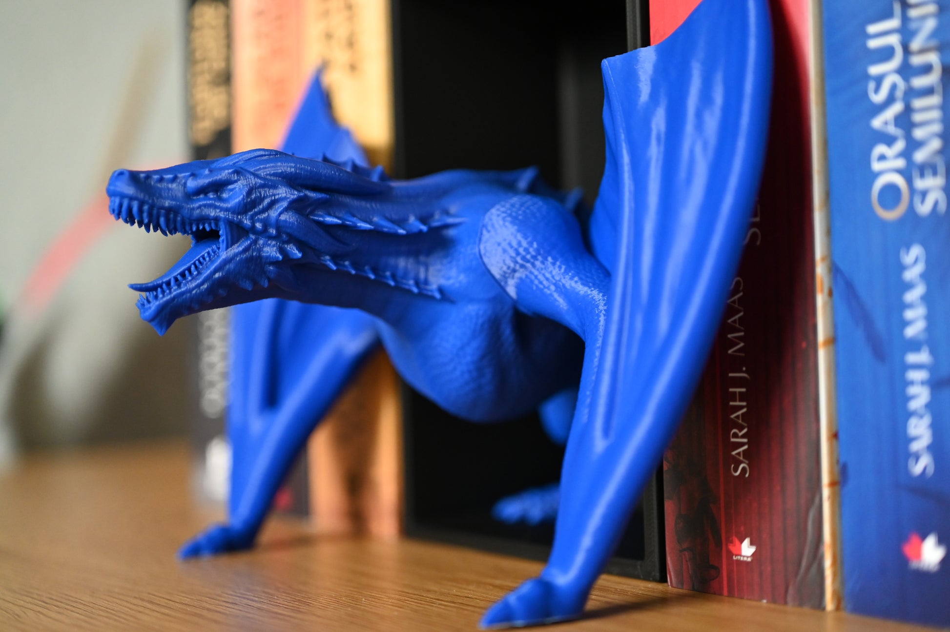 Dioramă Angry Dragon  diorama dragon albastru pe un raft cu carti
