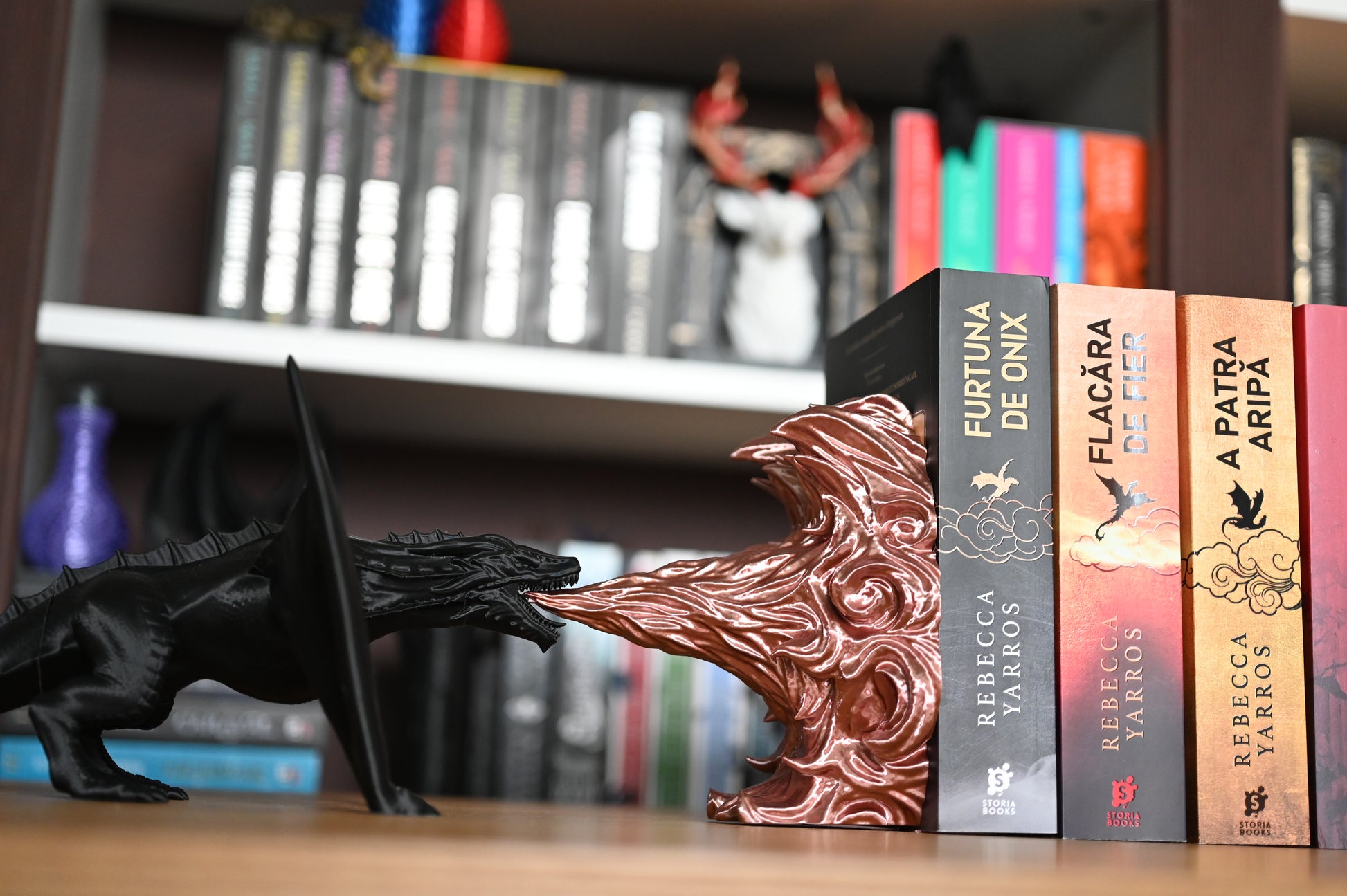 Suport de carte Flacăra Dragonului un dragon 3d care sufla flacari sustine cartile rebeccai yarros