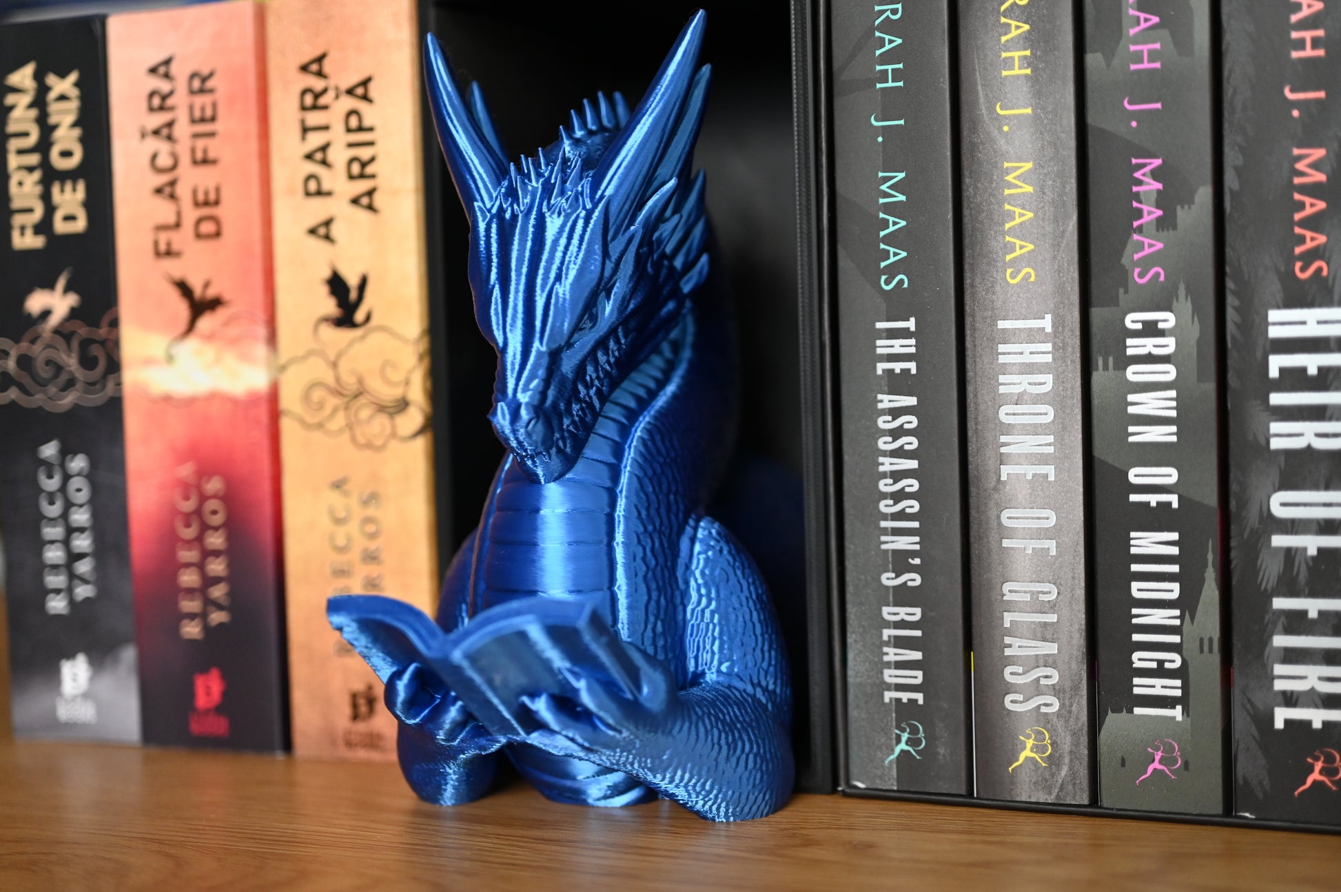 book nook dragon albastru langa cartile din seria A patra aripa si Tronul de clestar