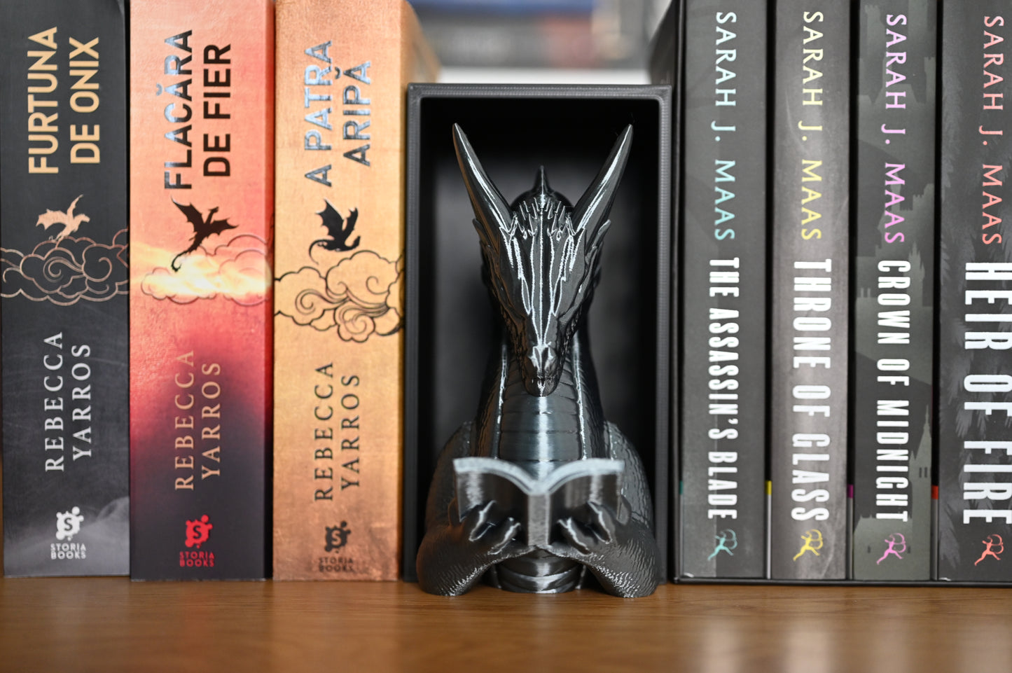 Book Nook Dragonul Cititor intre cartile scrise de Rebecca Yarros si Sarah J. Maas