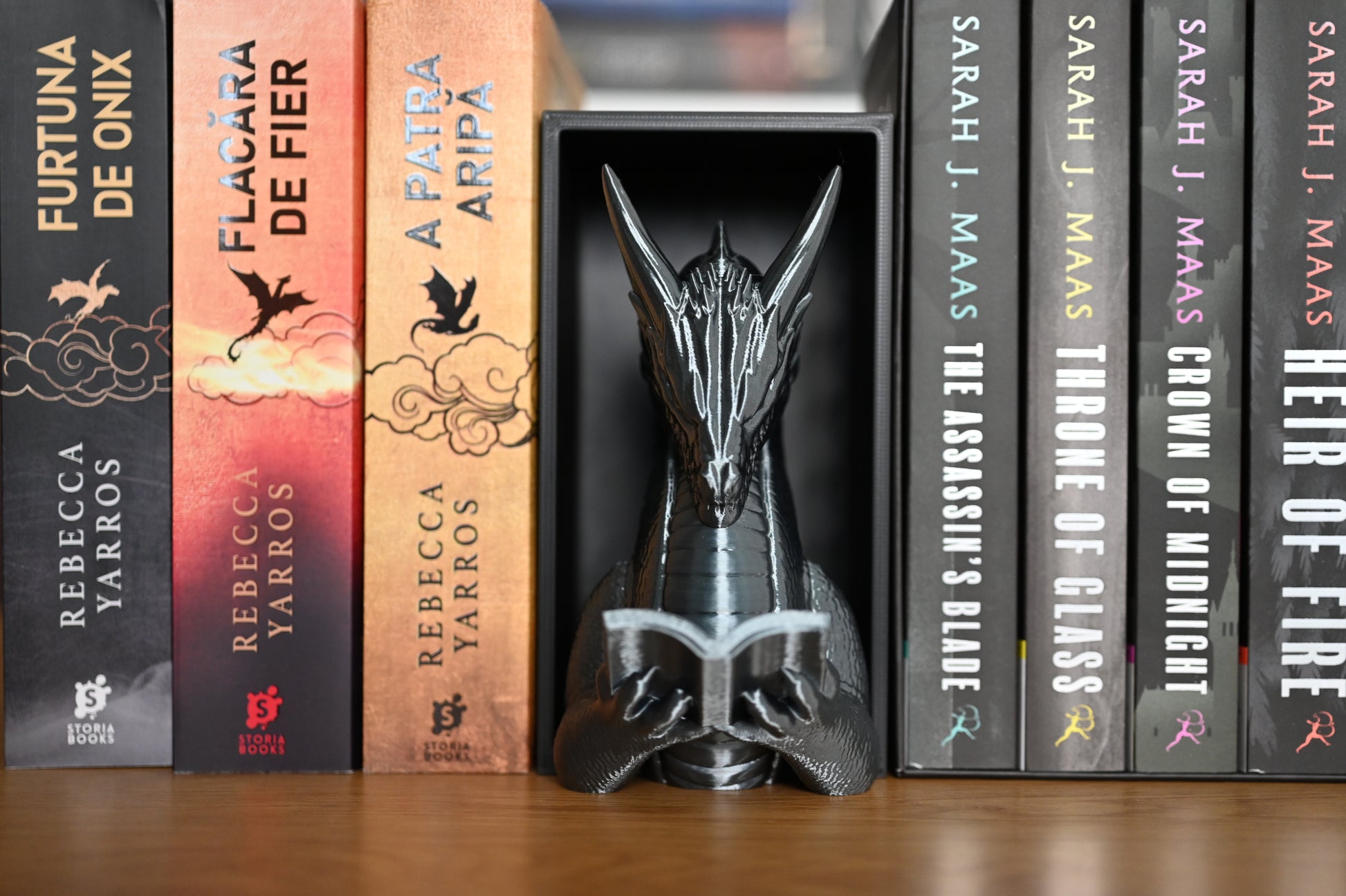 Book Nook Dragonul Cititor intre cartile scrise de Rebecca Yarros si Sarah J. Maas