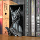 decoratiune dragon intre cartile seriei empyrean si throne of glass