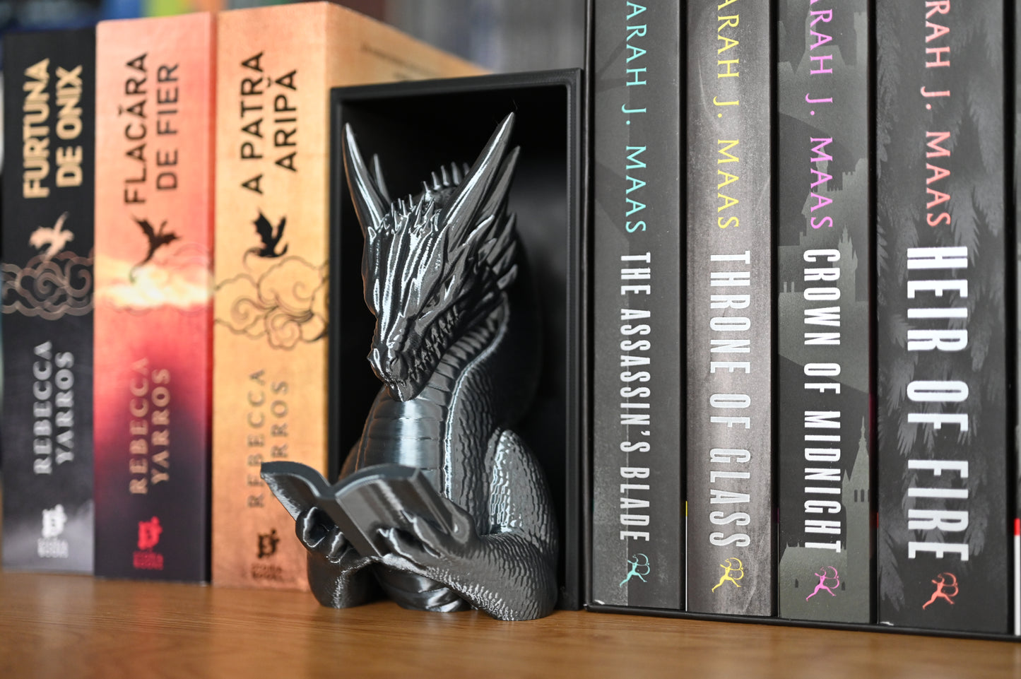 decoratiune dragon intre cartile seriei empyrean si throne of glass