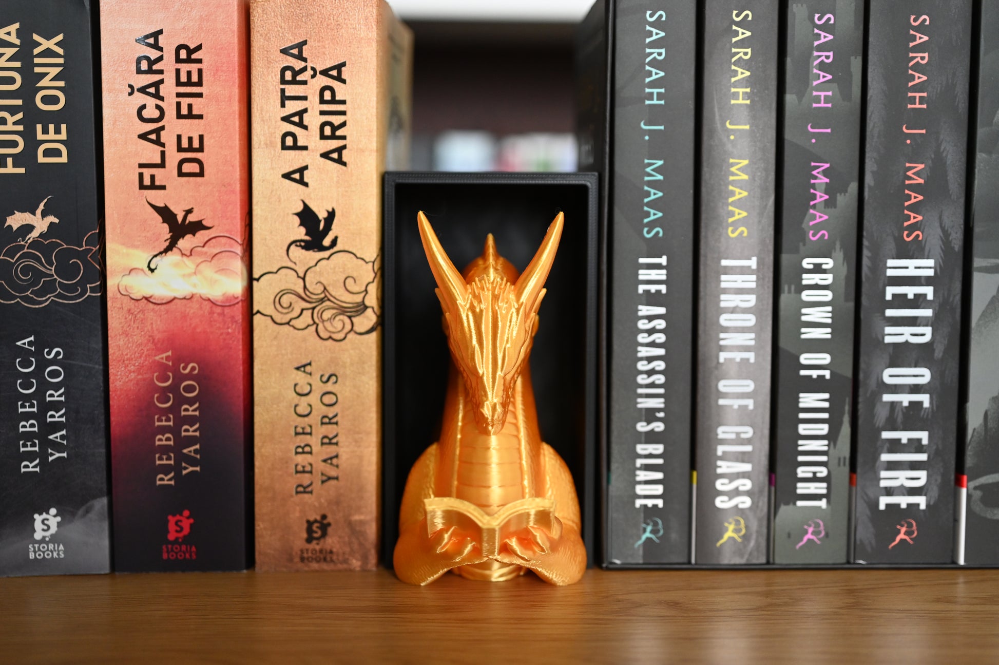 diorama dragon auriu intre cartile seriei Empyrean si Throne of Glass