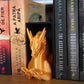 dragon auriu book nook intre cartile scrise de Rebecca Yarros si Sarah J Maas