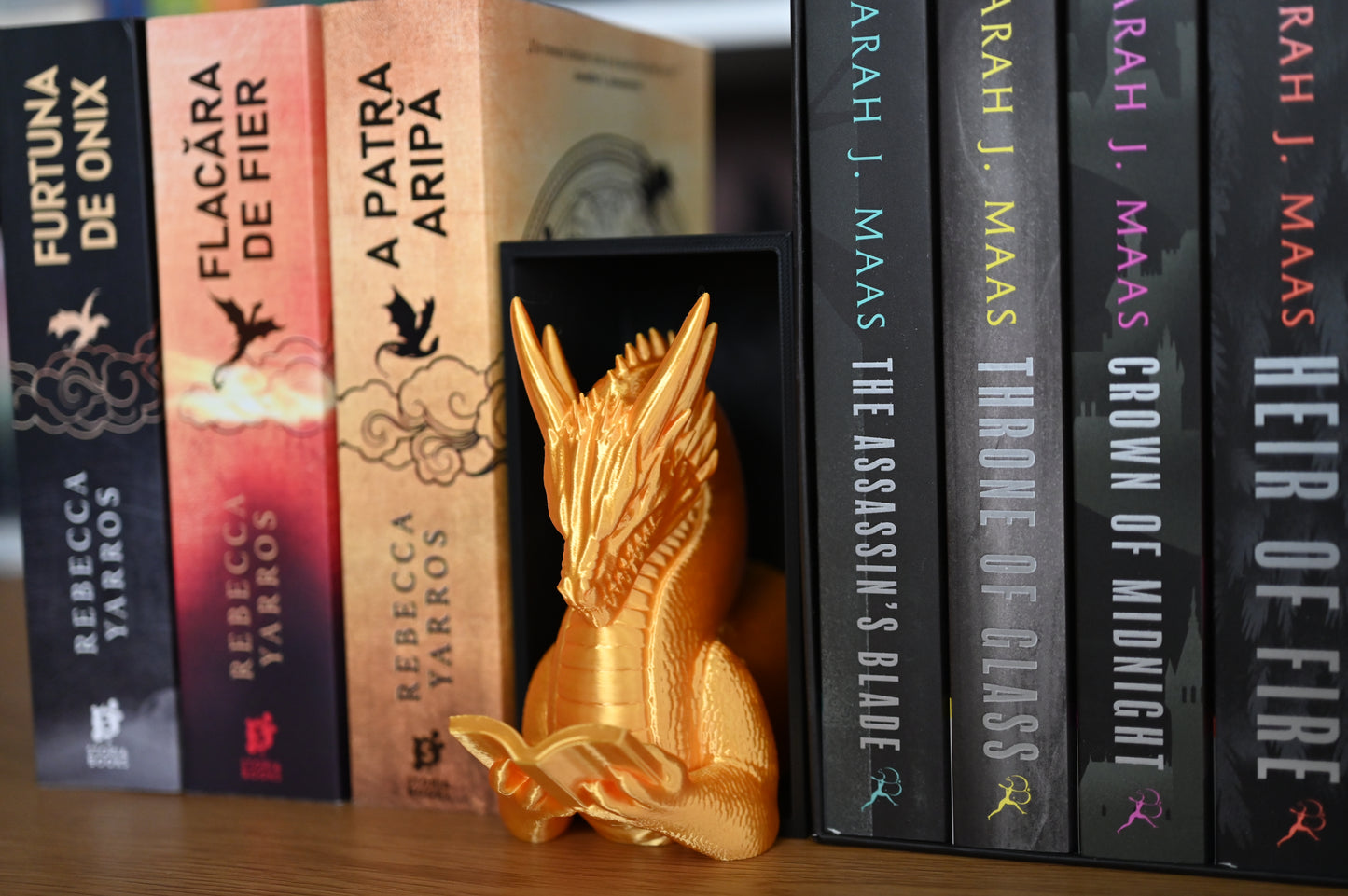 dragon auriu book nook intre cartile scrise de Rebecca Yarros si Sarah J Maas