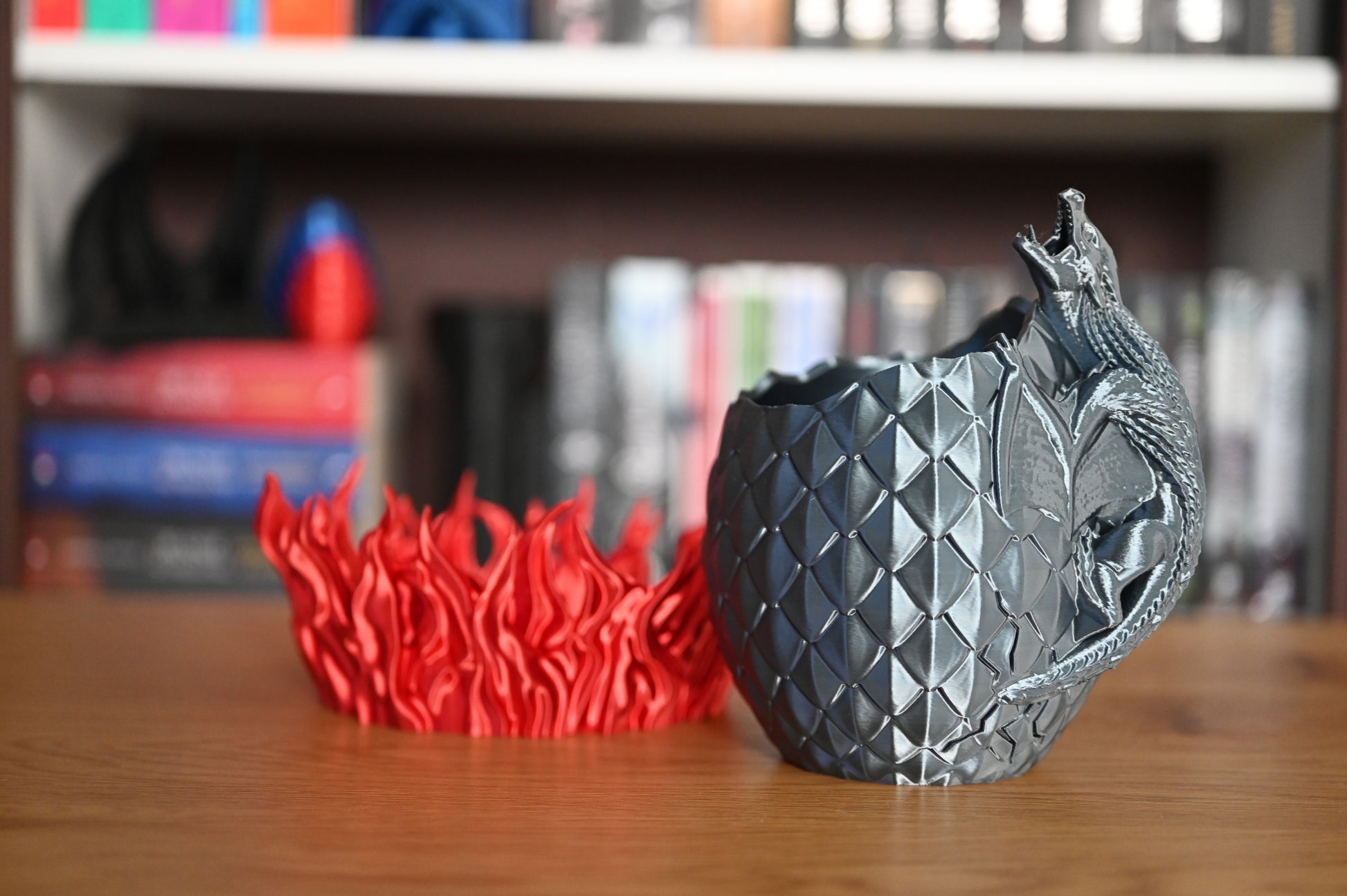 Oul Dragonului suport decorativ cu forma de ou de dragon, insotit de o tavita inflacarata