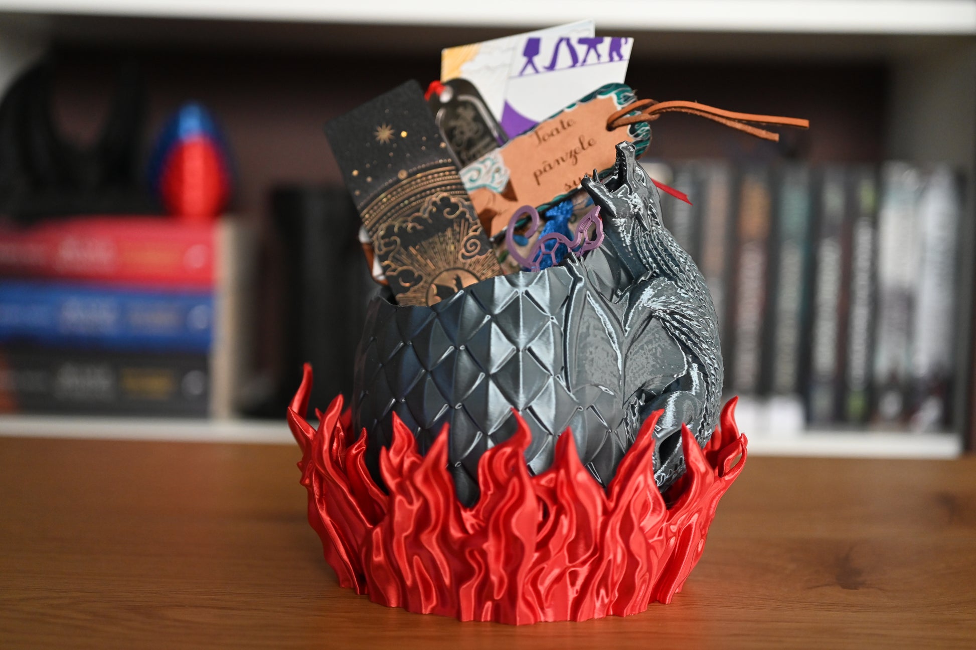 suport pentru semne de carte in forma de ou de dragon inspirat din Game of Thrones