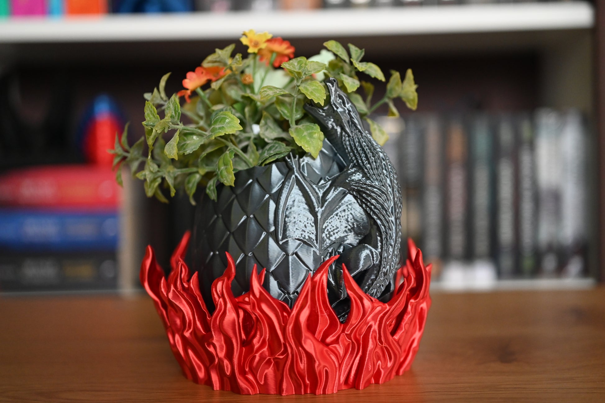 ghiveci decorativ cu ou de dragon si flacari in jurul lui inspirat din romanele fantasy