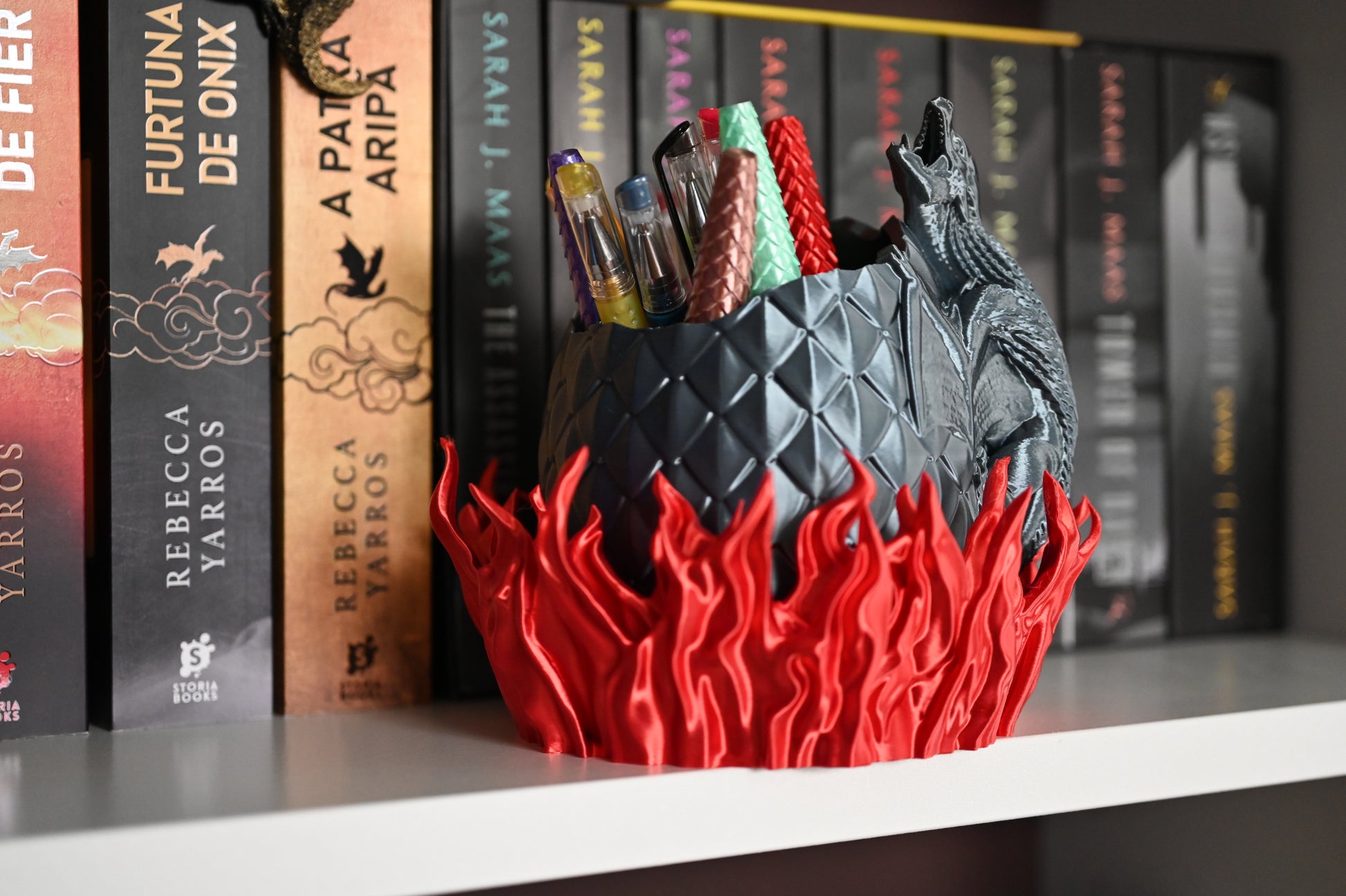 Oul Dragonului suport de creioane in forma de ou de dragon ce este inconjurat de flacari