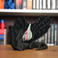 Book Holder Decorativ  dragon negru cu aripi mari in fata unei biblioteci
