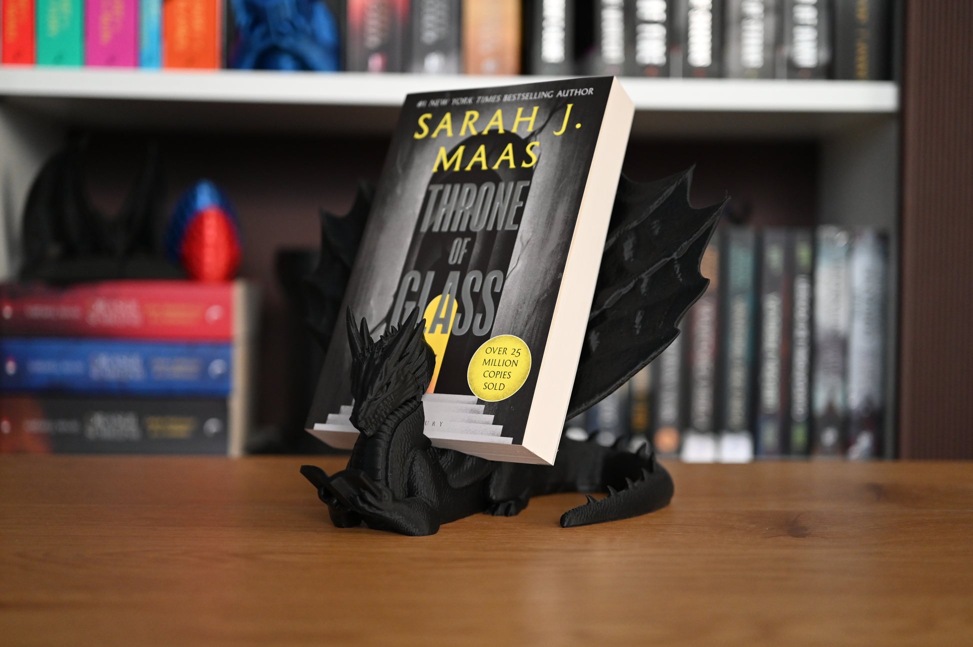 throne of glass sta expusa pe un suport cu forma de dragon