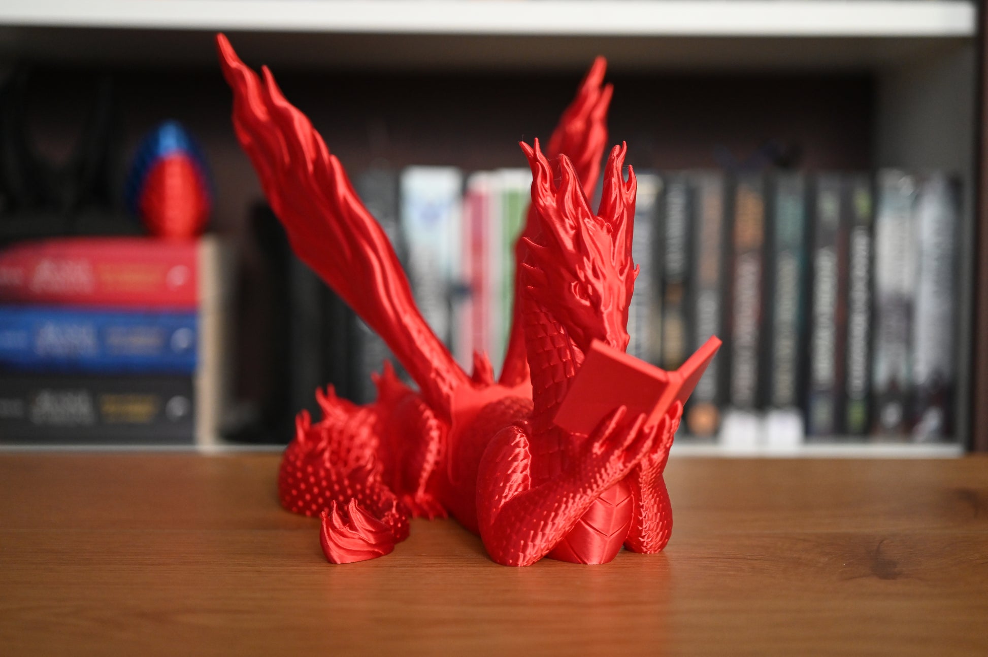 dragon de foc suport de carte in fata bibliotecii