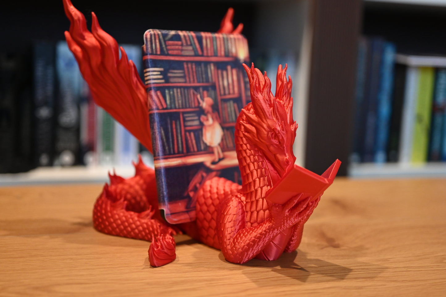 dragon de foc suport de kindle in fata unui raft cu carti