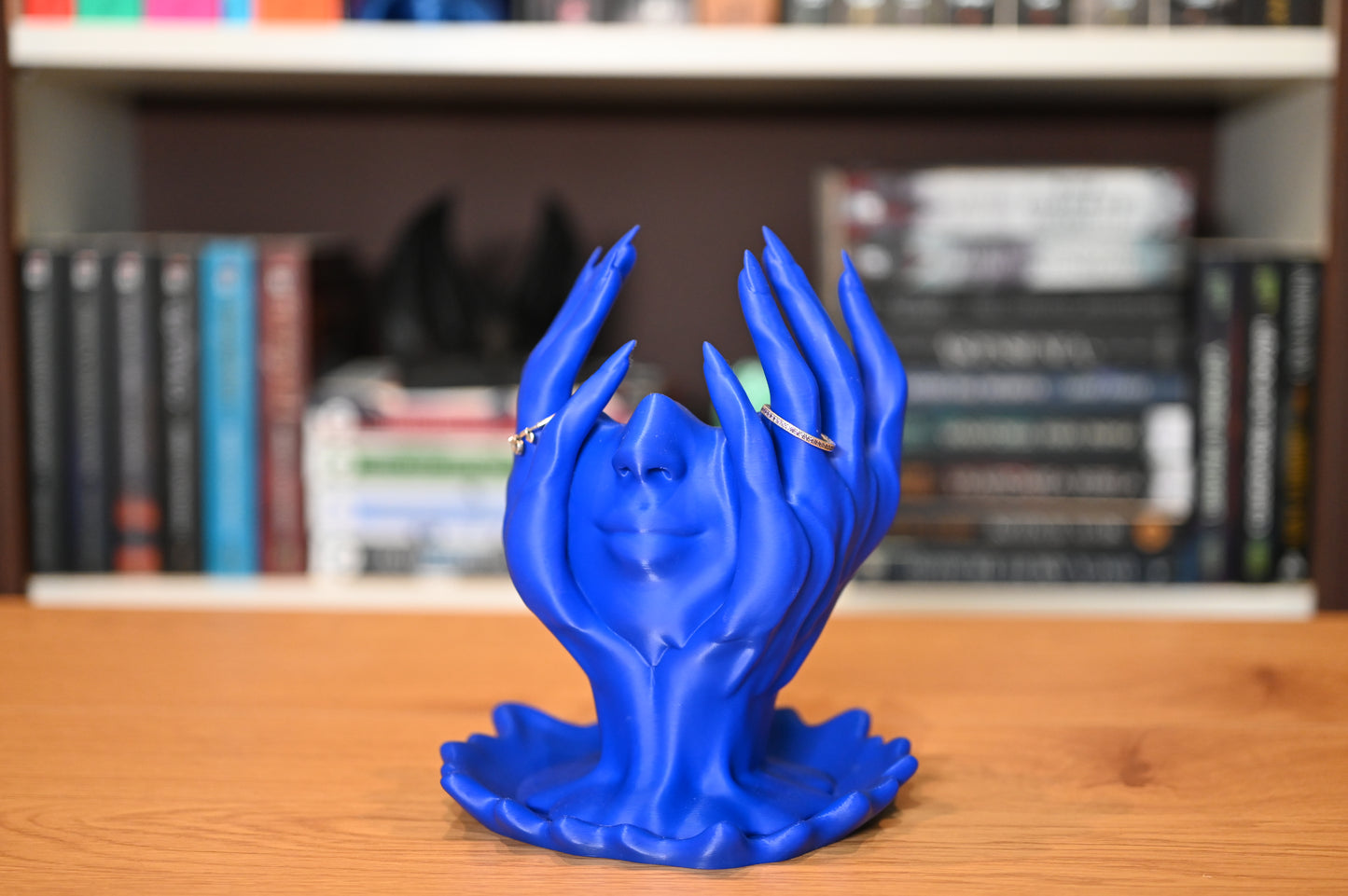 obiect decorativ 3d albastru ce poate fi folosit ca suport de inele 