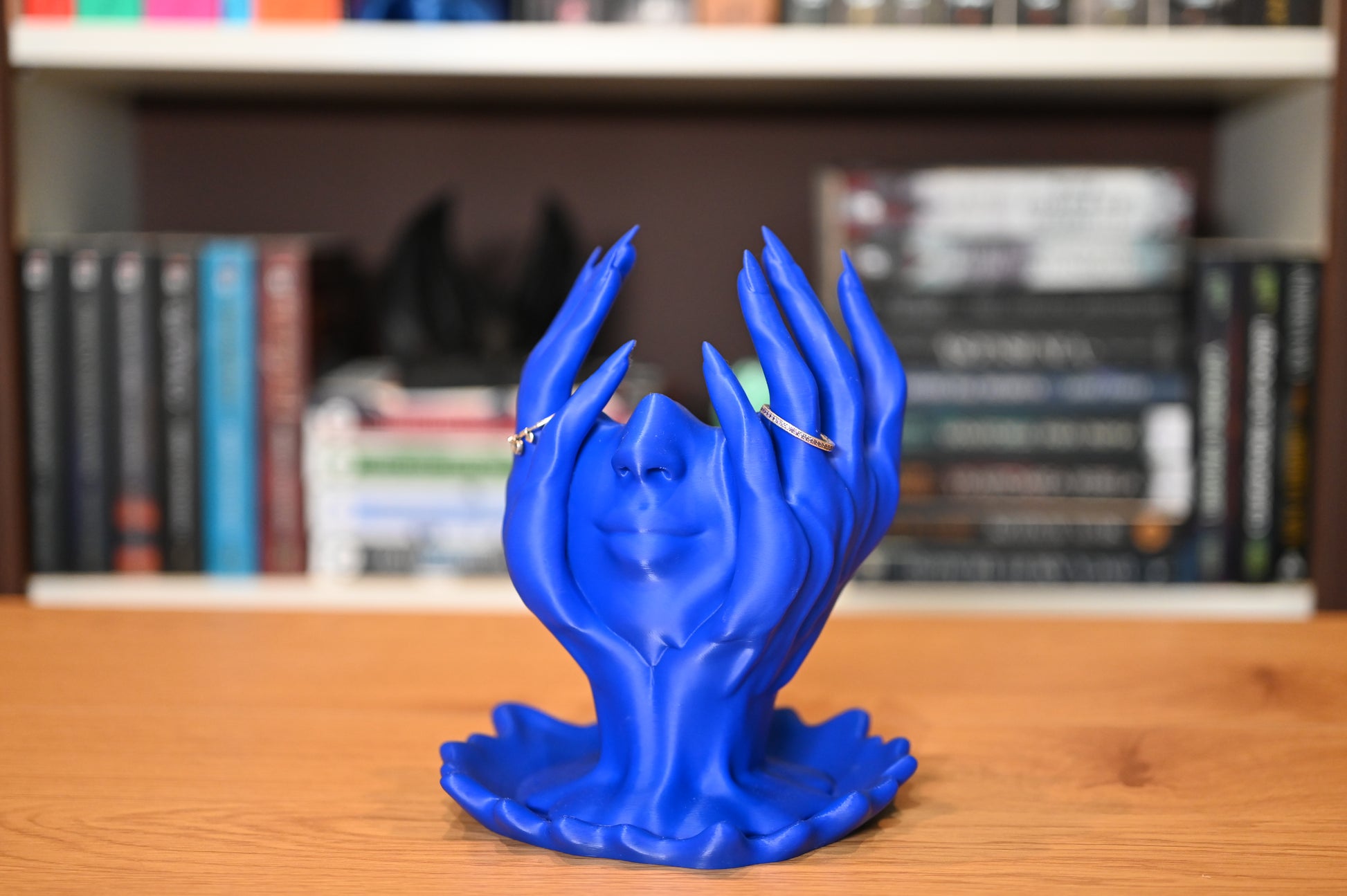 obiect decorativ 3d albastru ce poate fi folosit ca suport de inele 