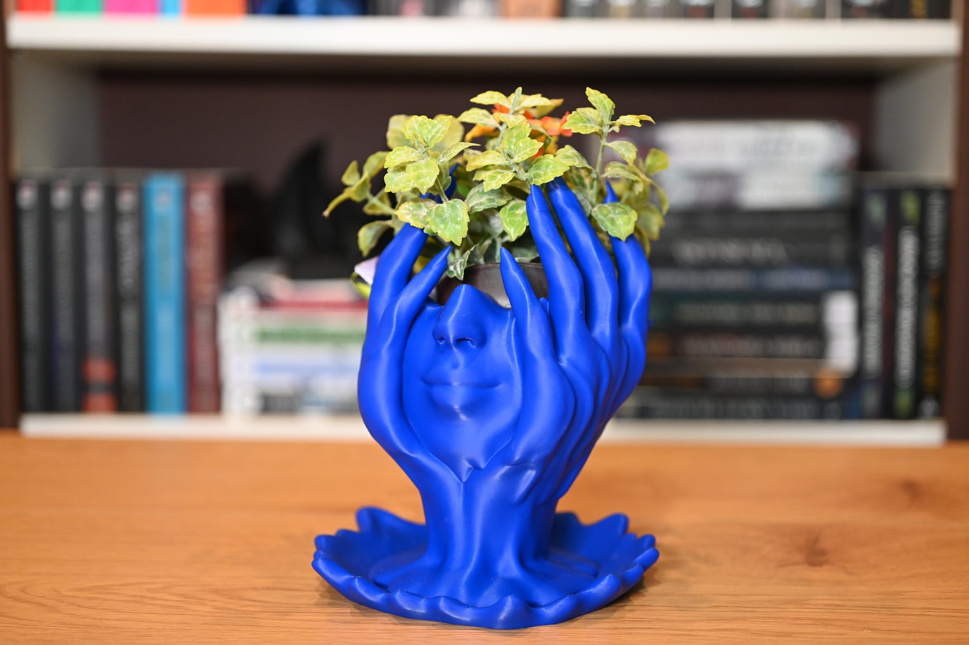 Obiect decorativ fantasy  pentru biblioteca cu forma de fata umana sprijinita in palme