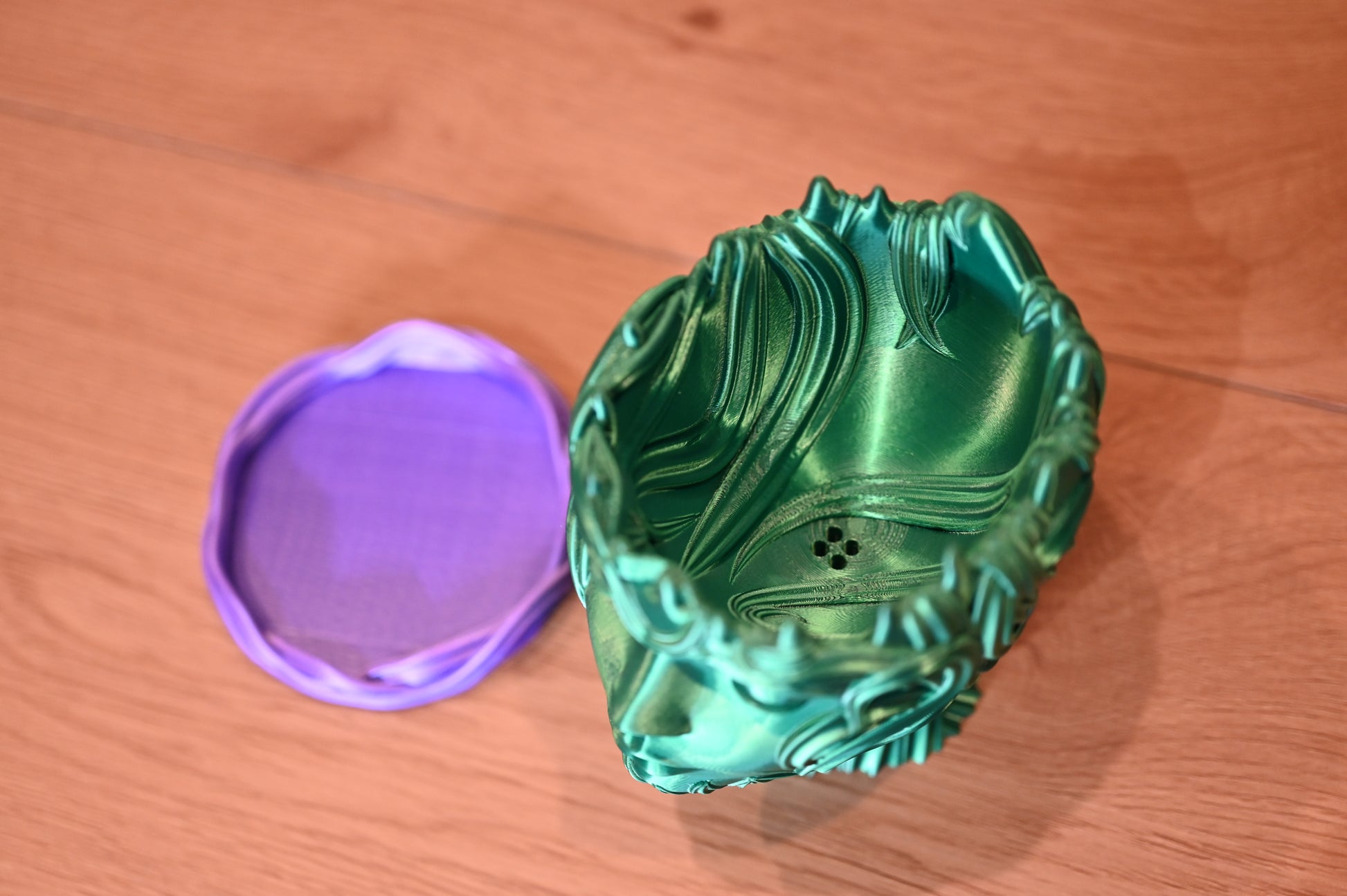 obiect decorativ verde smarald ce poate fi folosit ca ghiveci