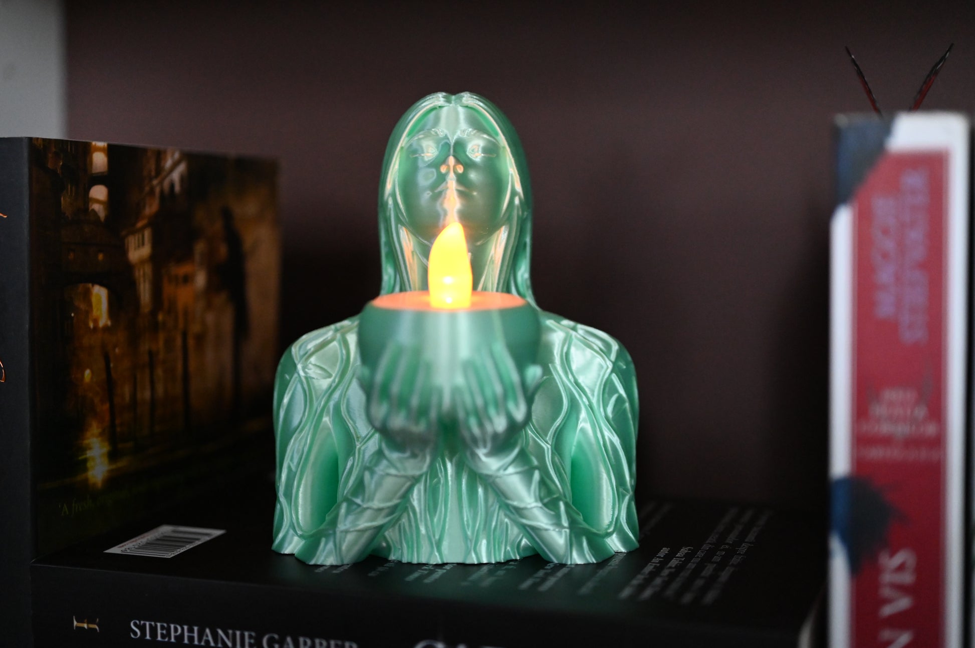 Statuetă fantasy 3D obiect decorativ ce sustine o lumanare led asezat pe raftul unei biblioteci