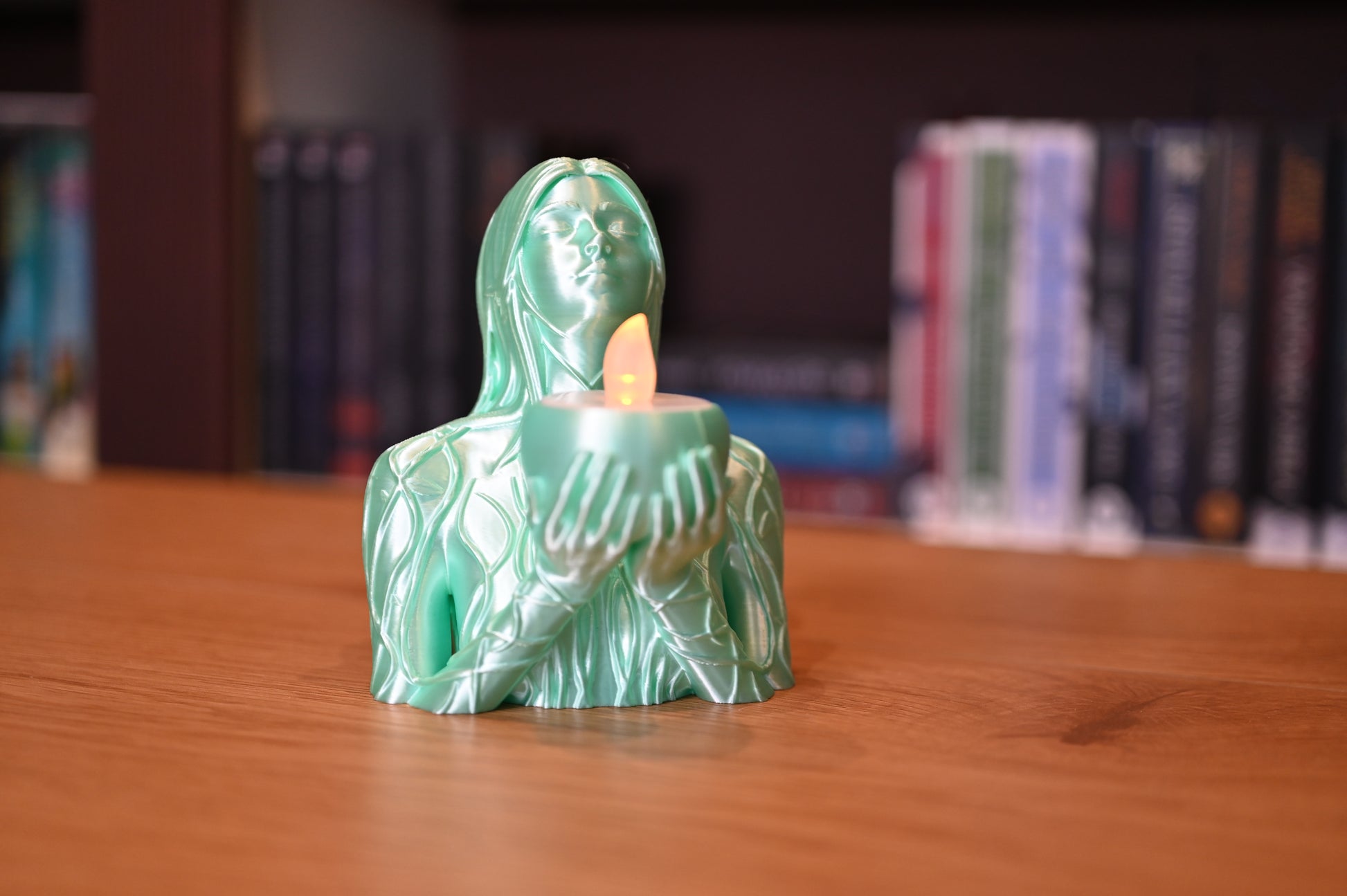 bust feminin verde menta ce este folosit ca suport de lumanare led 