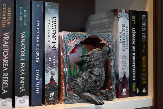 Accesoriu fantasy bibliotecă raft de carti cu un book nook cu lup argintiu care urla la luna