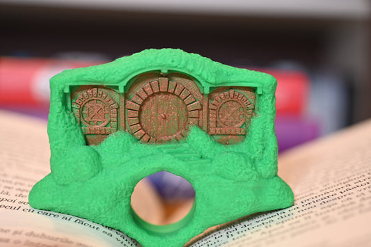 Accesoriu de lectură fantasy page holder inspirat din The Hobbit de culoare verde care te ajuta sa iti pastrezi libera una dintre maini atunci cand citesti