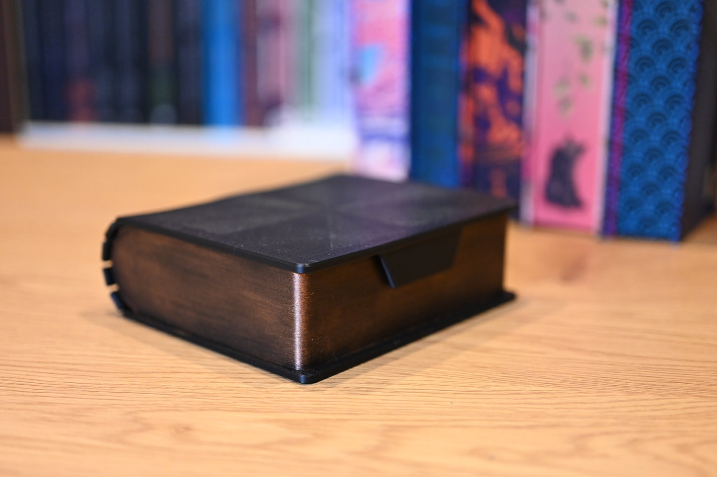 Accesoriu de decor – cutie secretă în formă de carte din lemn, ideală pentru cadouri sau depozitare discretă.
