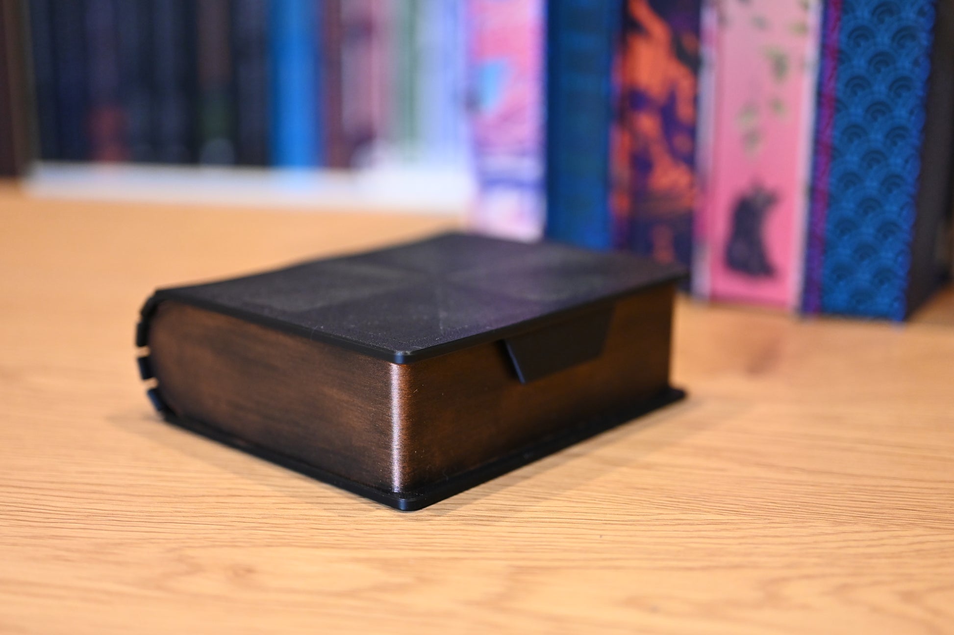 Accesoriu de decor – cutie secretă în formă de carte din lemn, ideală pentru cadouri sau depozitare discretă.
