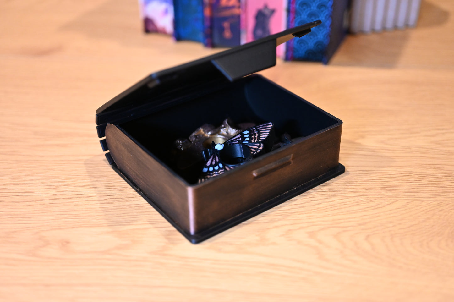 Cutie bookish pentru semne de carte și amintiri, stil carte vintage, cu spațiu de depozitare ascuns.