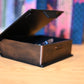 caseta decorativa în formă de carte, din lemn cu capac rabatabil – ascunzătoare elegantă pentru obiecte mici.