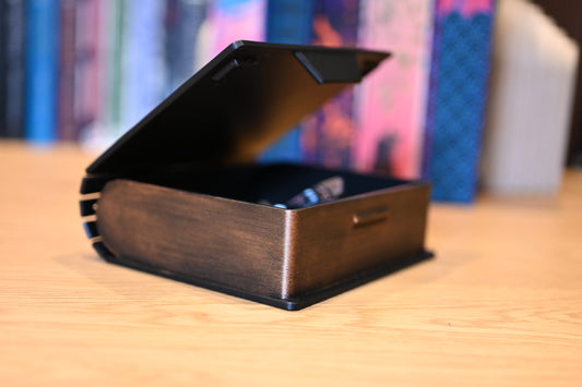 caseta decorativa în formă de carte, din lemn cu capac rabatabil – ascunzătoare elegantă pentru obiecte mici.