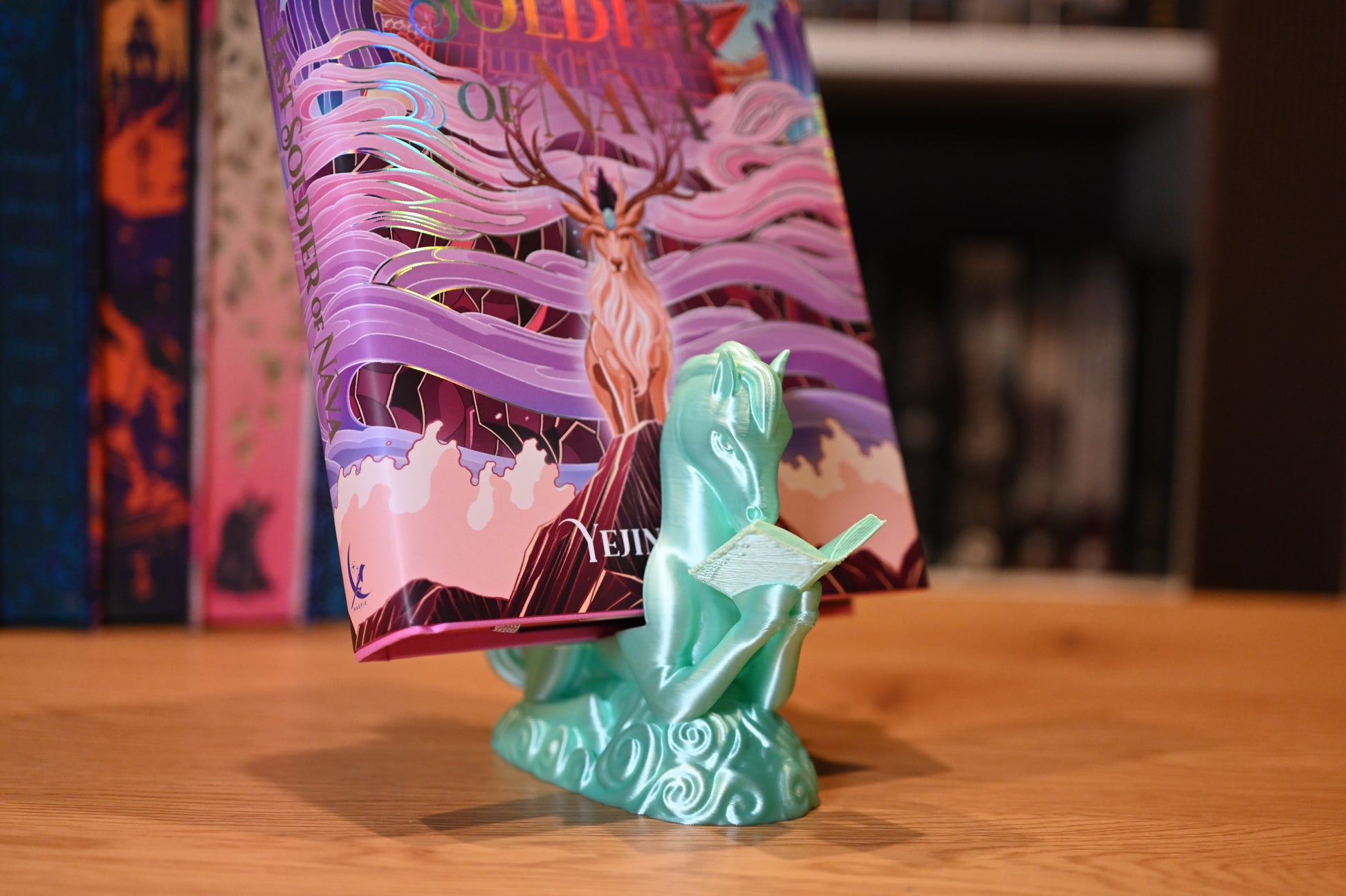 book holder cu forma lui Pegasus pe care este expusa o carte 