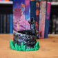 Ghiveci Dragon Fantasy  3d cu un dragon argintiu in fata unei biblioteci cu carti