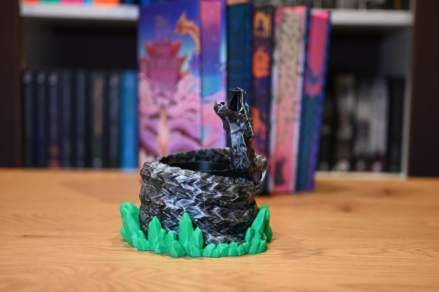 Ghiveci Dragon Fantasy  3d cu un dragon argintiu in fata unei biblioteci cu carti