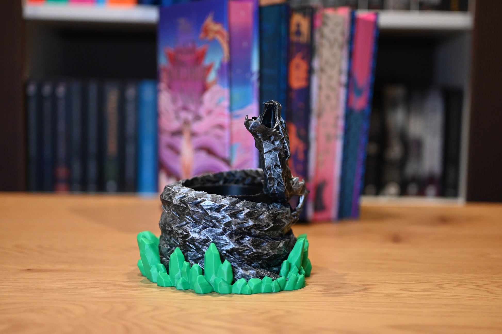 Ghiveci Dragon Fantasy  3d cu un dragon argintiu in fata unei biblioteci cu carti